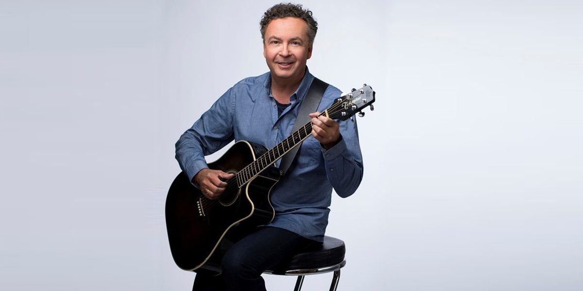 Thomas M. Strobl mit Gitarre